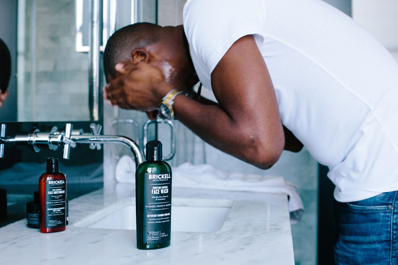 Using Face Washer How to Use Face Wash – Brickell Men's Products® DE